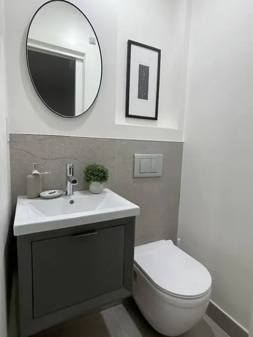 Chic 2 Bedroom With Parking Toronto 0*,  Canada