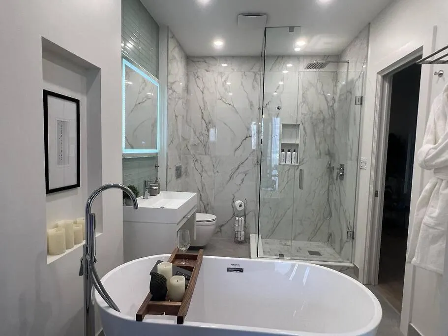 Chic 2 Bedroom With Parking Toronto Canada