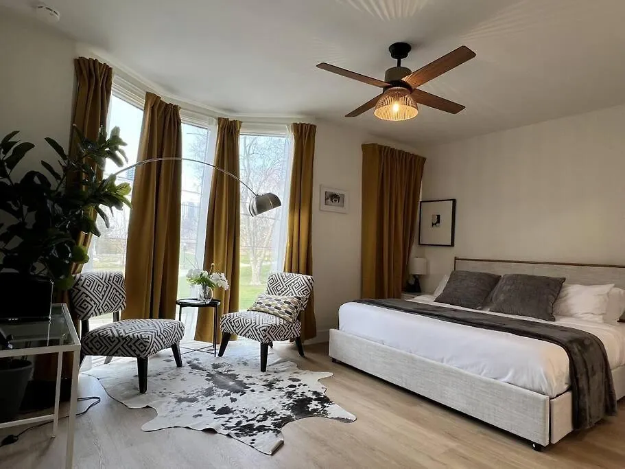 Chic 2 Bedroom With Parking Toronto