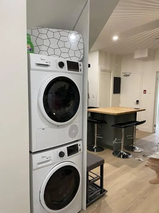 Chic 2 Bedroom With Parking Toronto