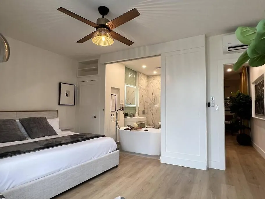Chic 2 Bedroom With Parking Toronto Apartment